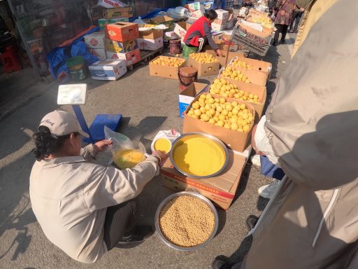 Roadside fruit vendors in Tang Jin Fang 