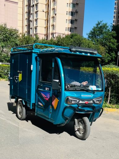 Parcel delivery vehicle in Liaoning